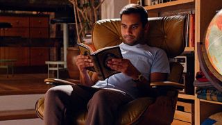 Aziz Ansari reading a book in Netflix's Master of None