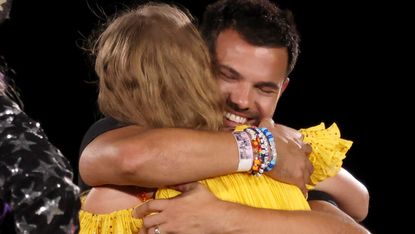 Taylor Lautner and Taylor Swift hug onstage
