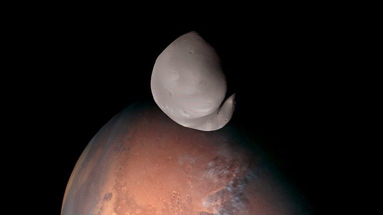 1st-ever close-up photo of Mars' moon Deimos reveals the Red Planet's violent past