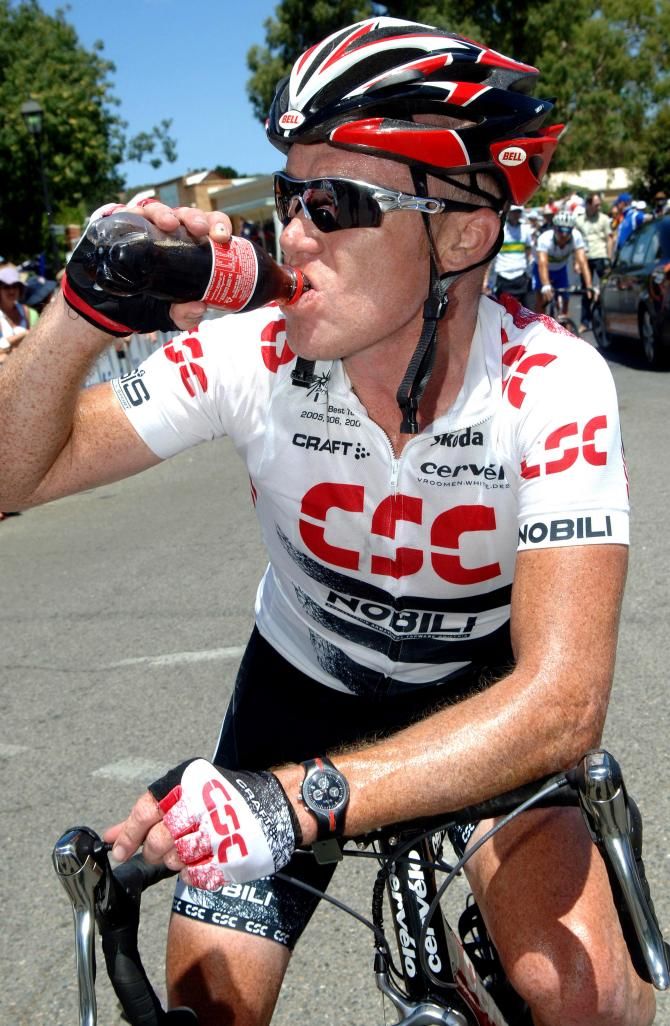 Stuart O'Grady keeps refreshed during the 2008 edition