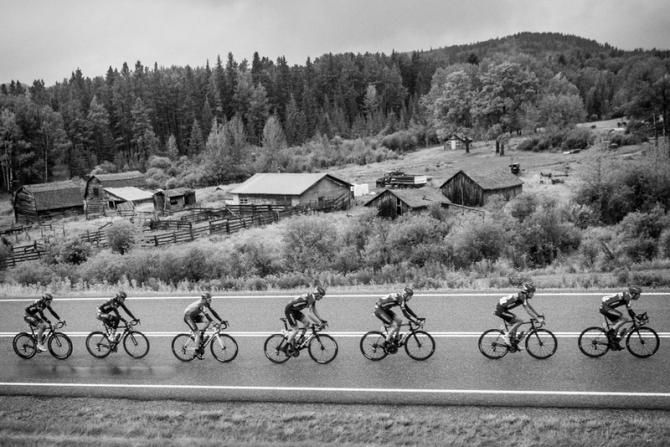 Riders get strung out early in the chase.