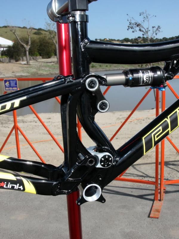 The seat tube is kinked so as to clear the liower link.