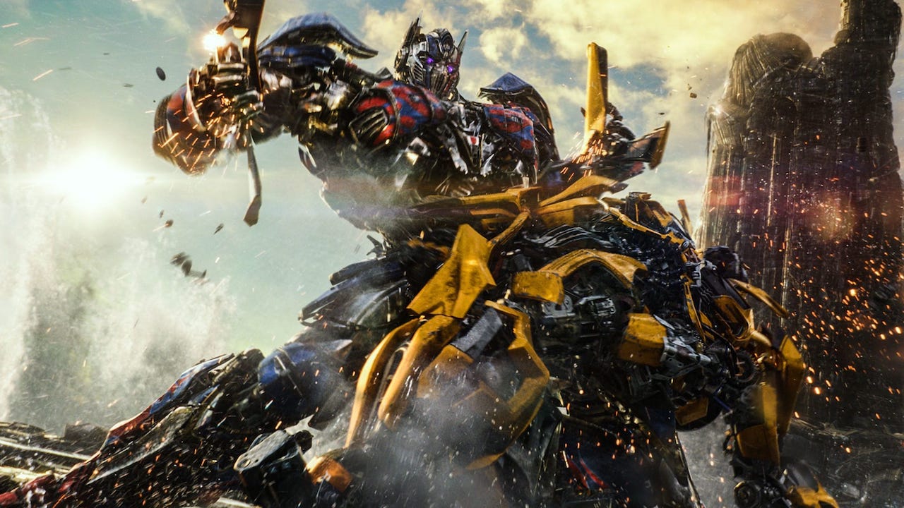 Optimus Prime fighting Bumblebee in Transformers: The Last Knight