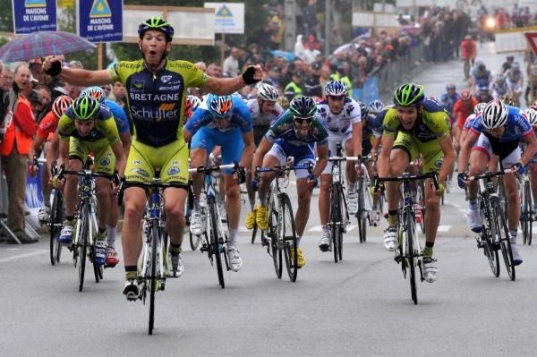 With a hard-charging peloton behind, Jean-Luc Delpech takes the win.