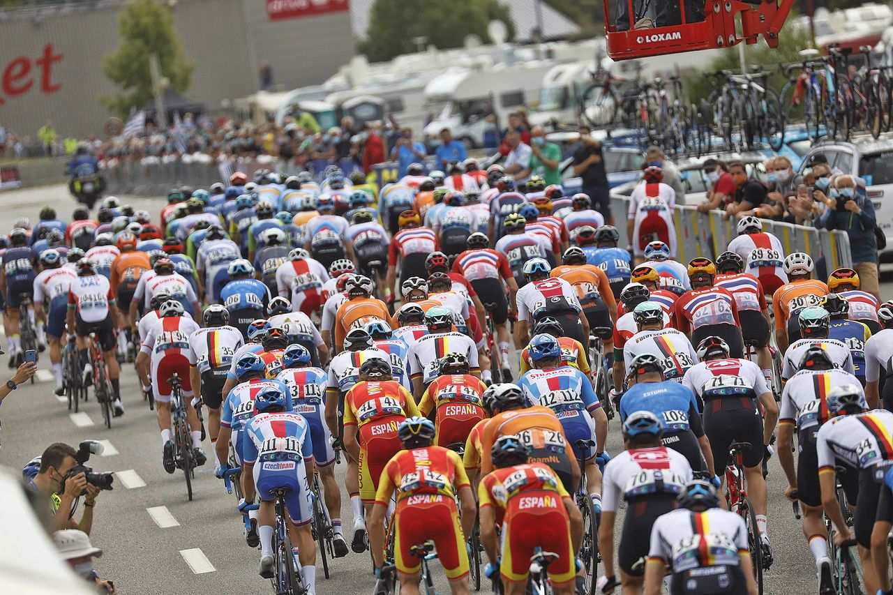The riders faced 13 laps of the Plouay circuit for a total of 177km