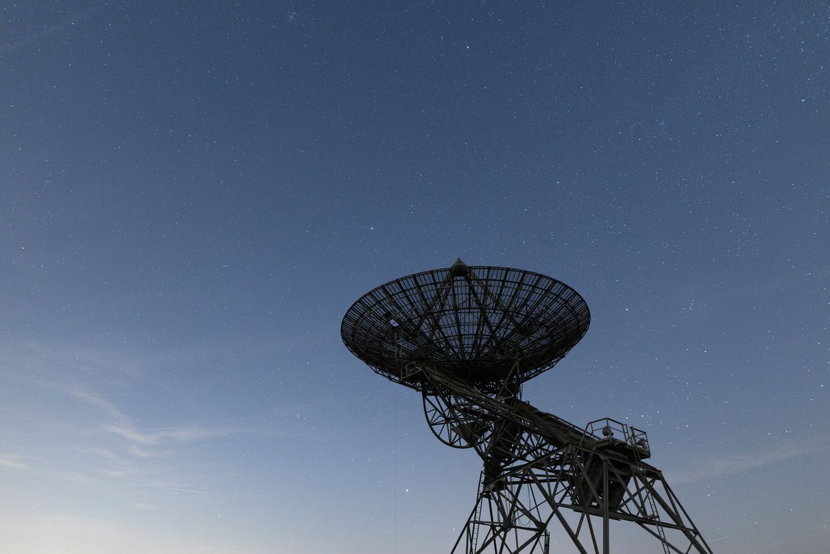 Photo of a radio telescope with the night sky behind taken with the Canon RF 24mm f/1.4L VCM wide-angle prime lens.