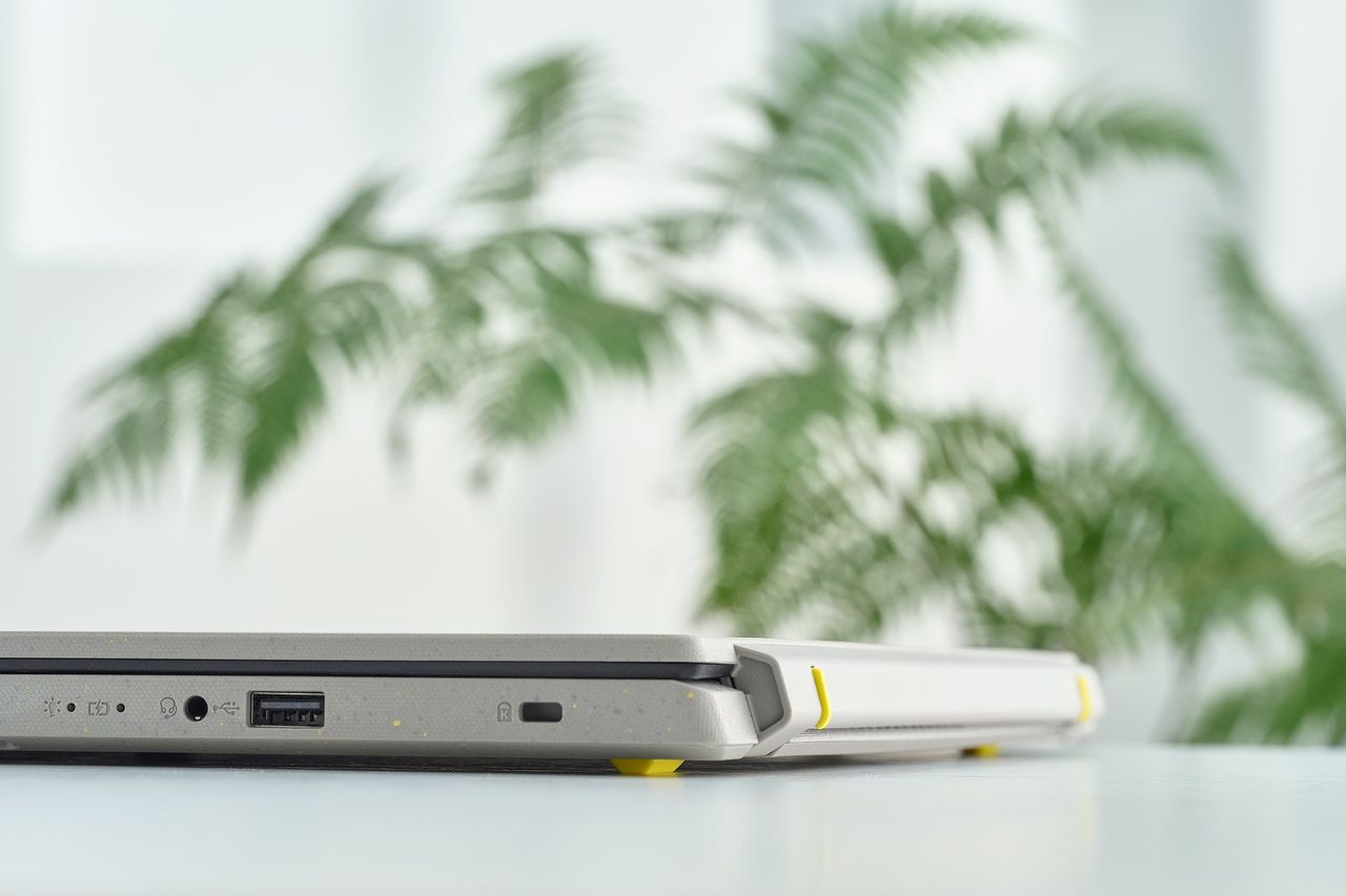 Aspire Vero Closed On Desk