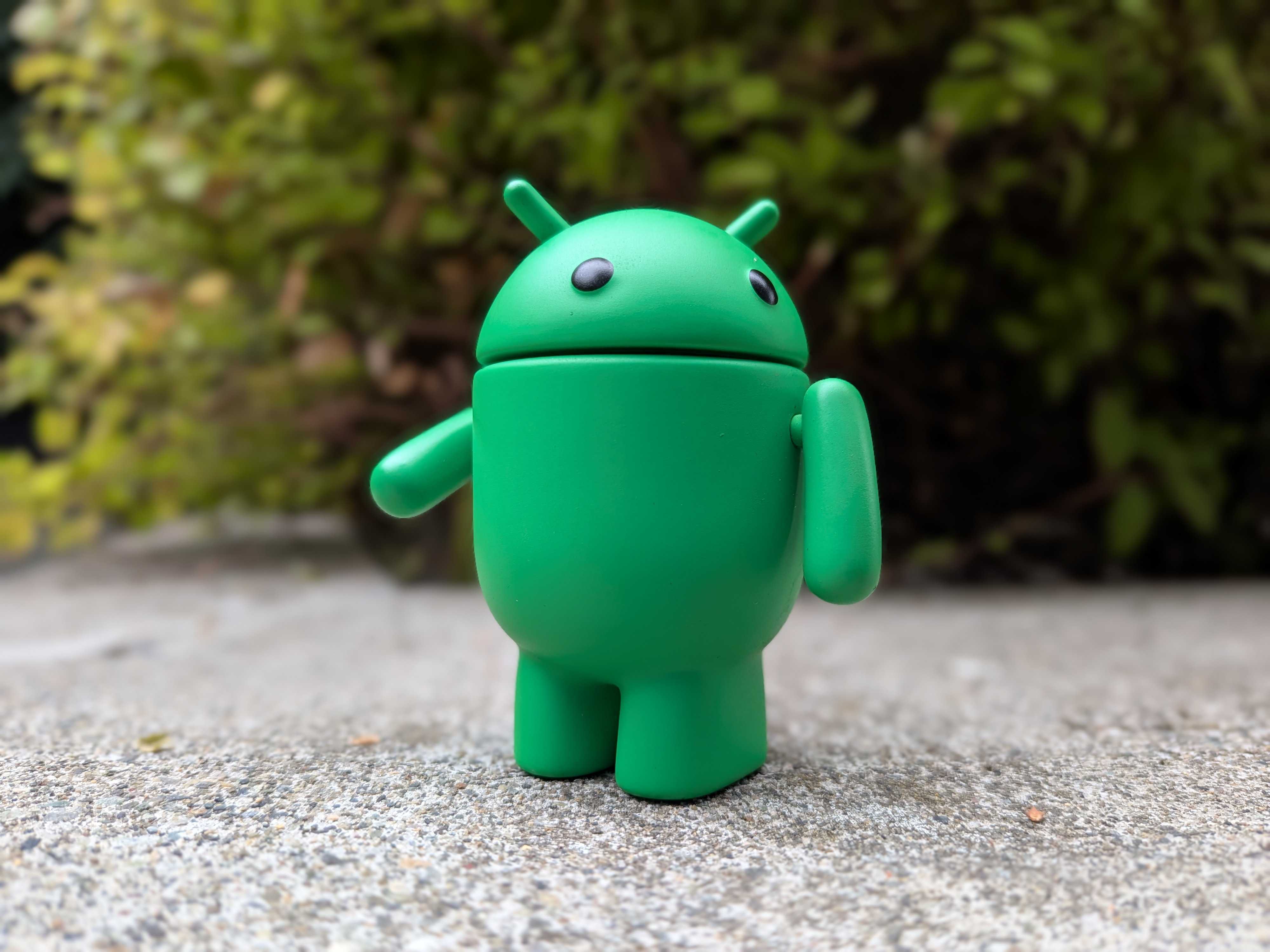 The Android Bot in front of a bush