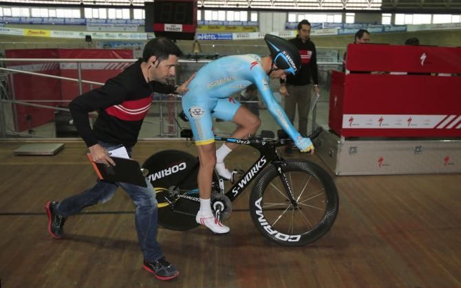 A push off helps Nibali get up to speed