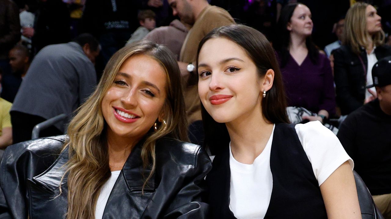 Olivia Rodrigo and Tate McRae attend the basketball game between the Los Angeles Lakers and Brooklyn Nets.