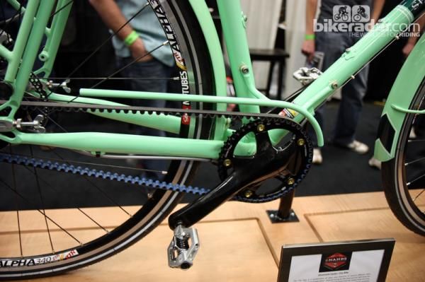 The oil-free Gates drive belt doesn't really require a guard but Shamrock Cycles has included one anyway.