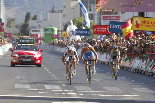 Australia's Simon Gerrans (Cerv&eacute;lo TestTeam) sprintes ahead of Canada's Ryder Hesjedal (Garmin-Slipstream) Tuesday in Murcia, Spain
