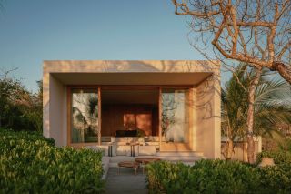 Brandílera House in mexico, a home built around a colonnade and set among green nature