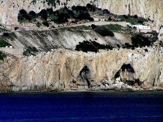 Gorham’s cave (bottom right) on Gibraltar where the hashtag marks were found.