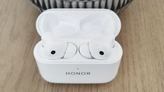The charging case of the Honor Earbuds 2 Lite