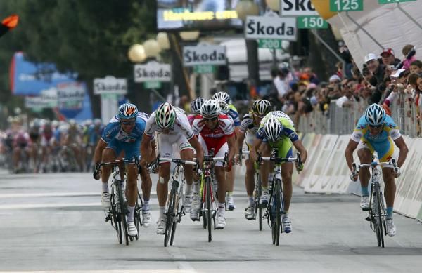 All the pre-race favourites were represented in the late-race move