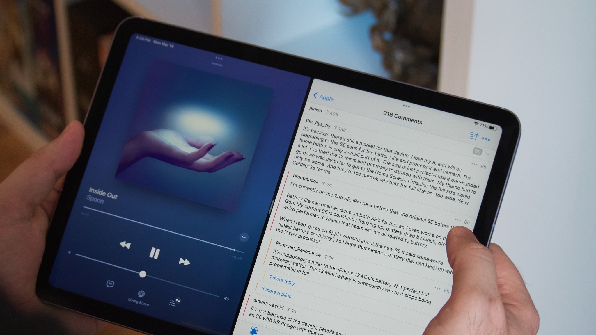 분할 보기로 열려 있는 Apple Music 및 Notes 앱을 손에 들고 있는 iPad Air 5