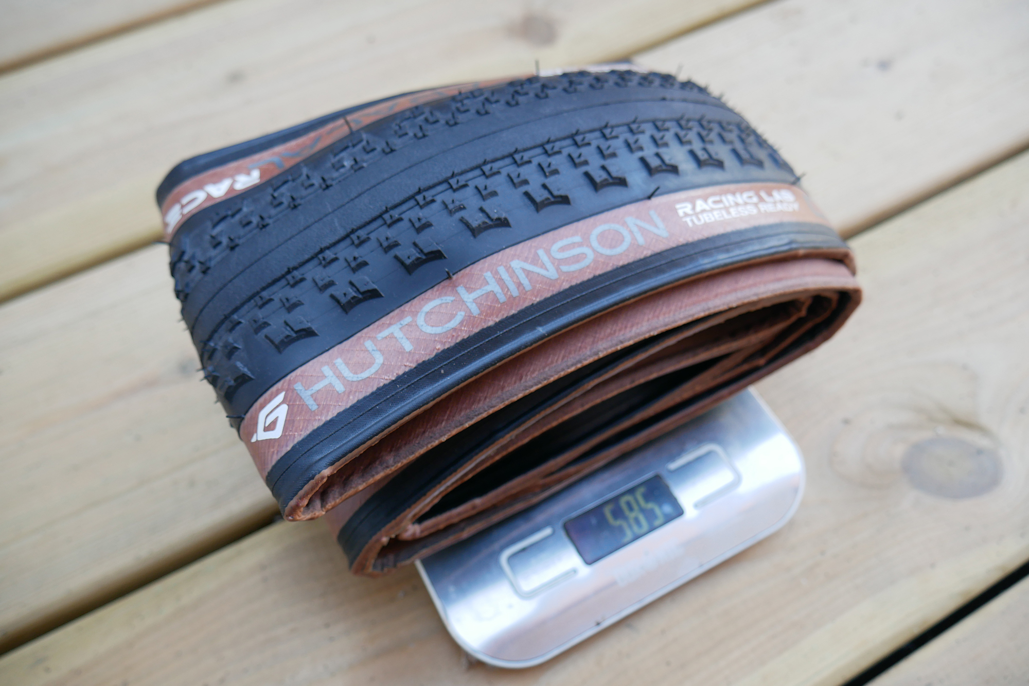 Hutchinson Caracal Race sat on some scales, with the scales ready 585g