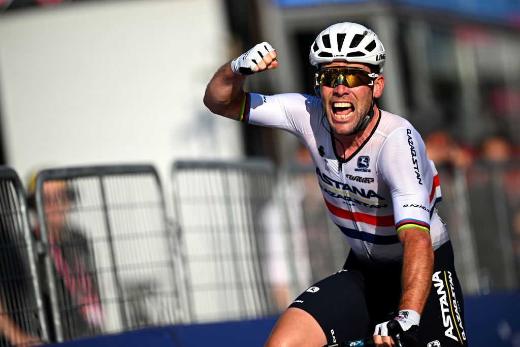 Mark Cavendish celebrates after winning the final stage of the 2023 Giro d&#039;Italia in Rome