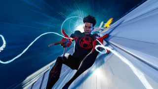 Miles Morales dispara sus webshooters en Spider-Man: Across the Spider-Verse