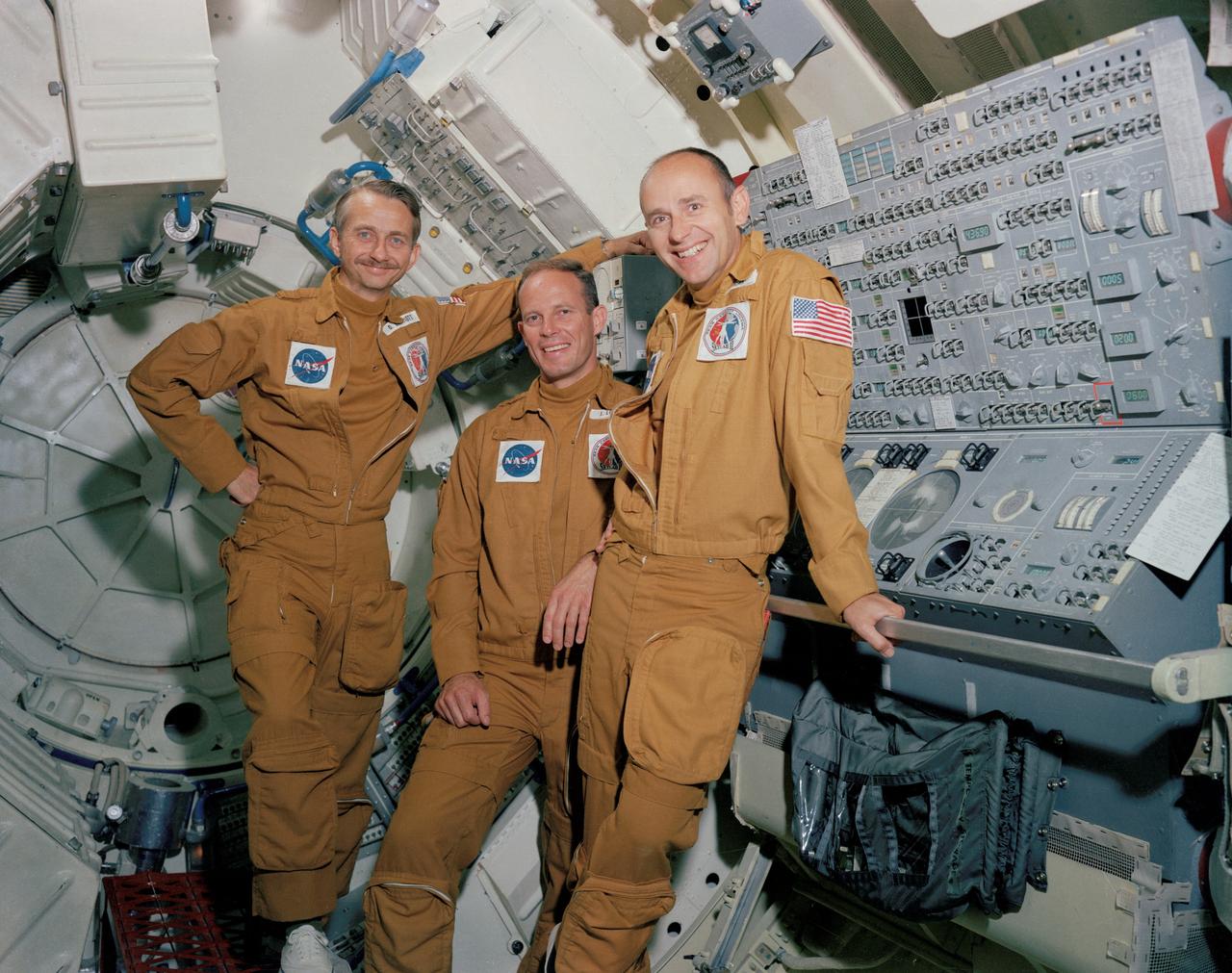 Екипажът на Skylab 3, отляво надясно, астронавтът Оуен К.  Гариот, научен пилот;  и астронавтите Джак Р. Лузма и Алън Л. Бийн, съответно пилот и командир