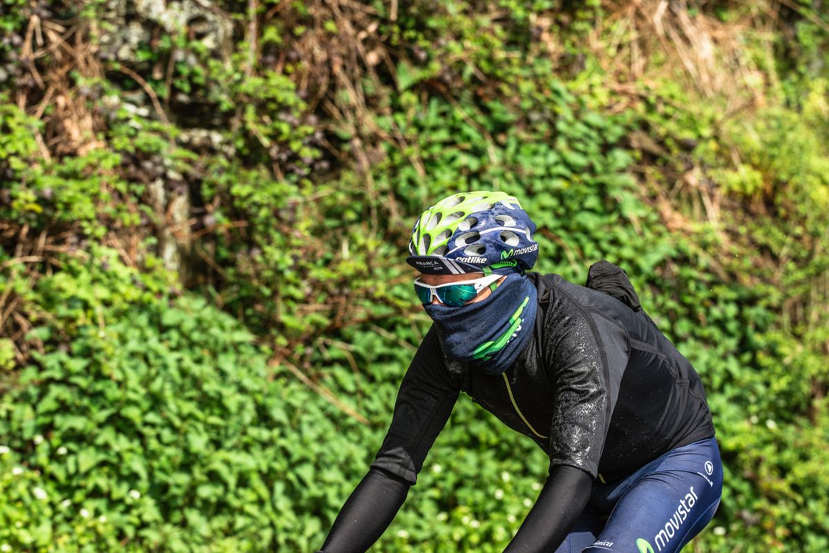 Is that a Movistar rider or a ninja?