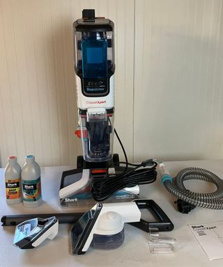 Pre-assembly of the Shark CarpetXpert with Stainstriker Carpet Cleaner