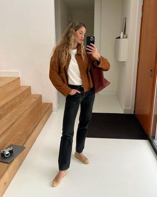 @anoukyve wearing jeans and suede jacket