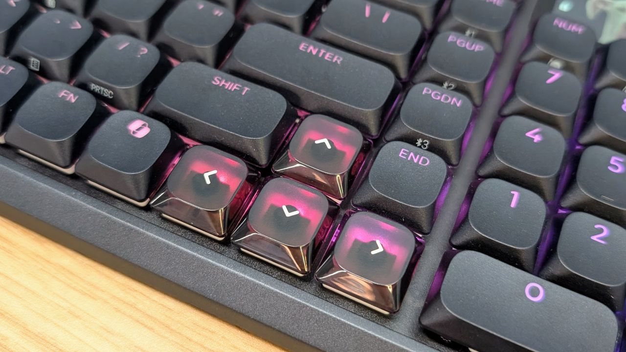 Corsair Vanguard Air 99 Wireless arrow keys close up