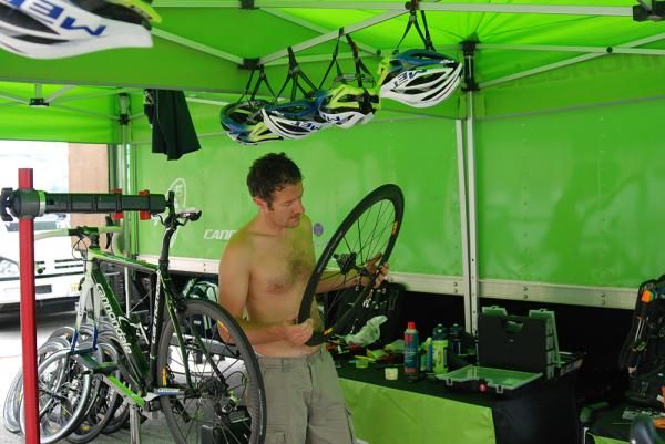 The Liquigas mechanic inspects the Mavic wheels.