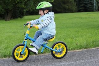 biking-boy-helmet-11110402