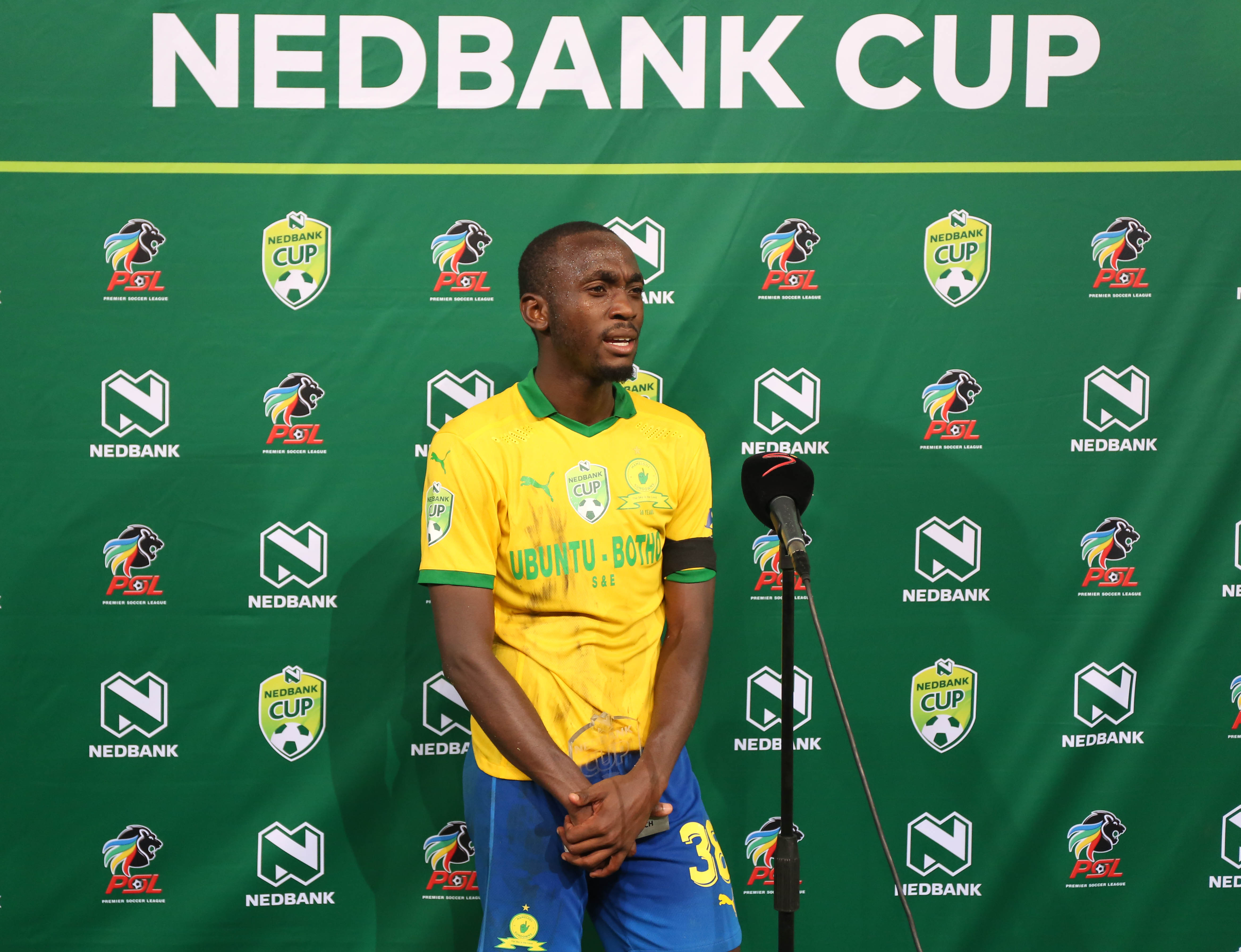 Peter Shalulile receiving the Man of the Match award
