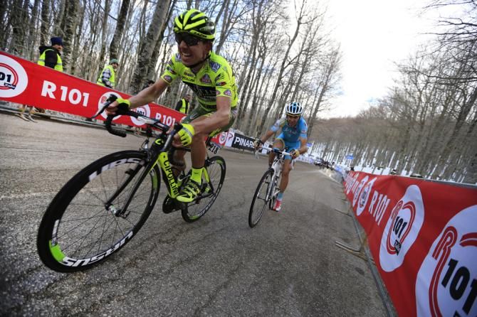 Mauro Santambrogio leads Vincenzo Nibali