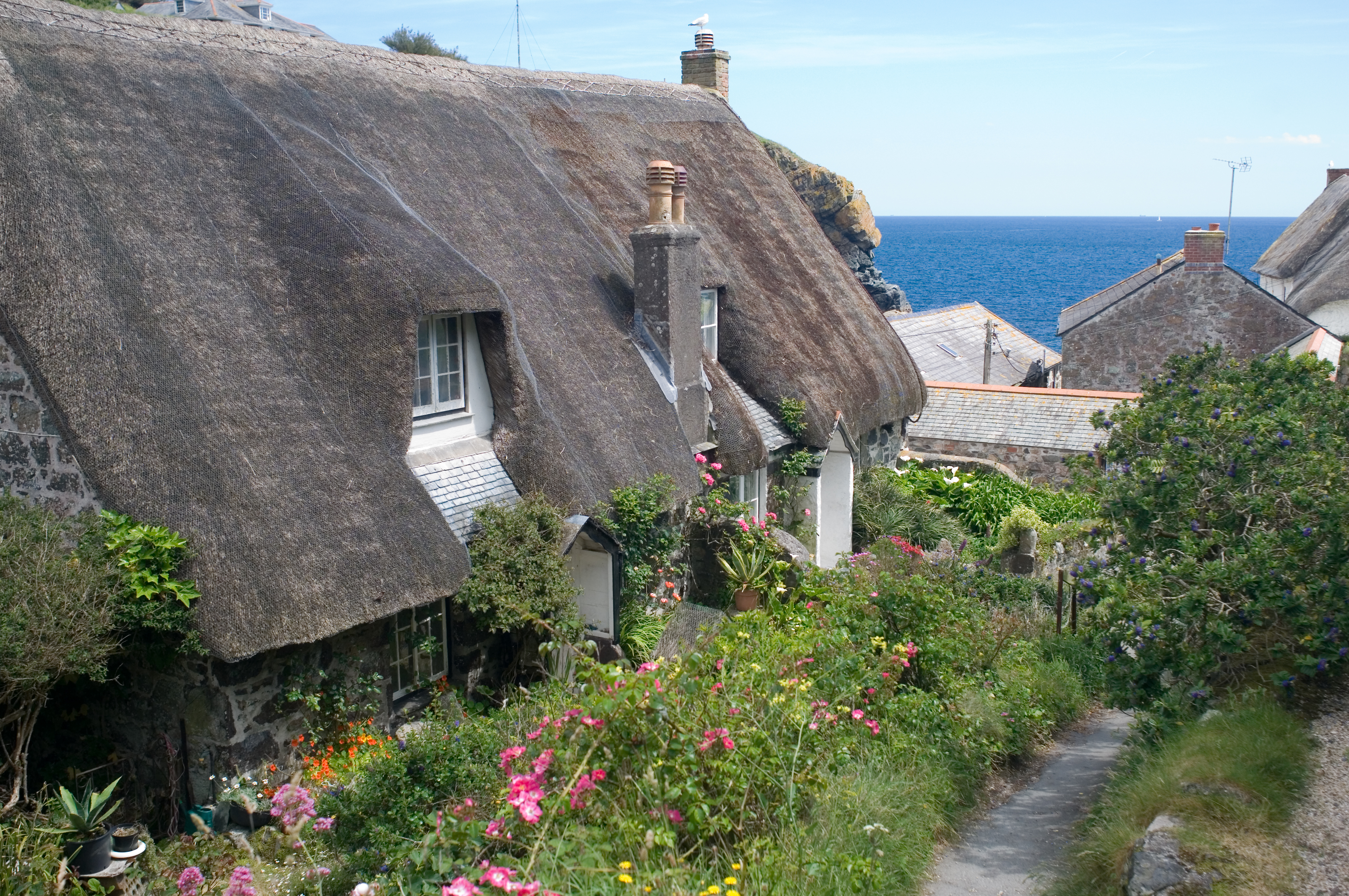 Thatched cottage in Cadgwith, England