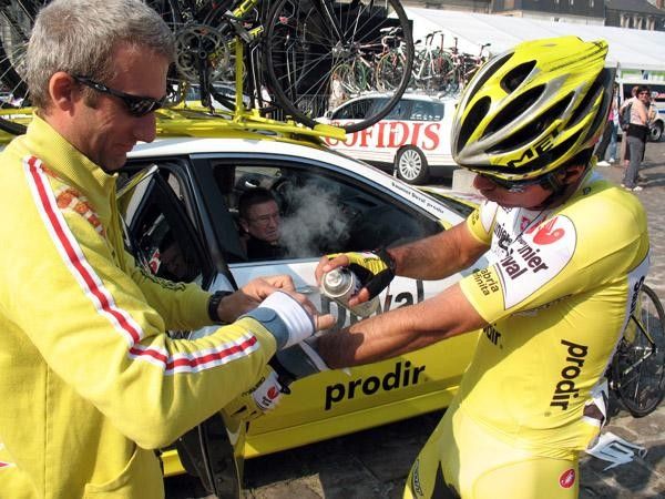 Francisco Jos&eacute; Ventoso (Saunier Duval-Prodir) has some injuries taken care of.