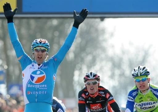William Bonnet (Bbox Bouygues Telecom) outsprints Peter Sagan (Liquigas) and Luis-Leon Sanchez (Caisse d'Epargne) for the stage victory.