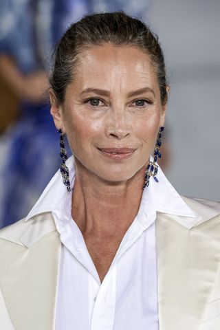 Christy Turlington con piel brillante, uno de los looks de belleza clave del Mes de la Moda Primavera/Verano 2025, en la pasarela de Ralph Lauren