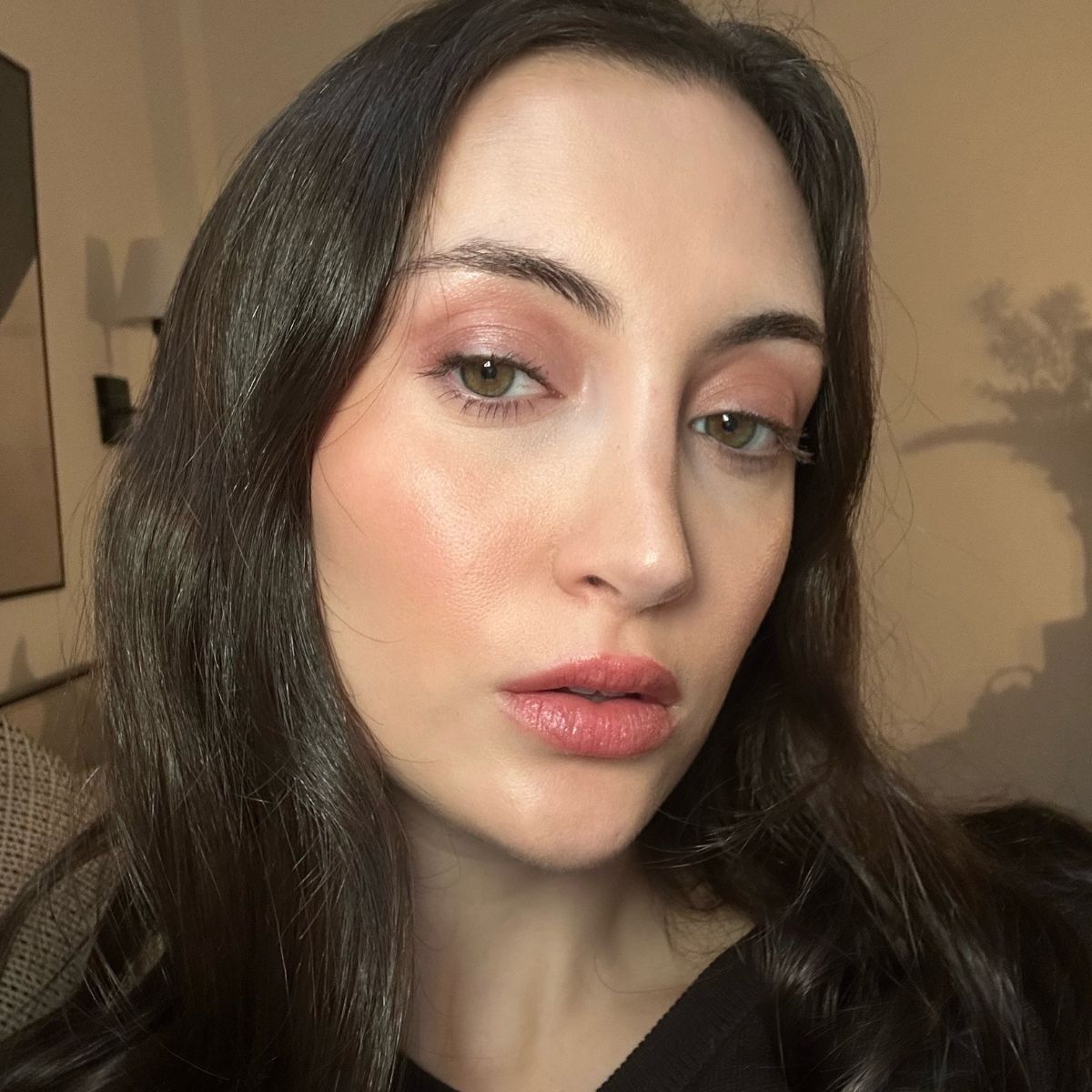 Associate beauty editor Alyssa Brascia wearing and applying cream eye shadow.