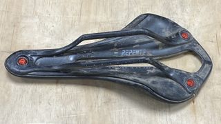 Repente Artax GL saddle detail of the carbon saddle rails