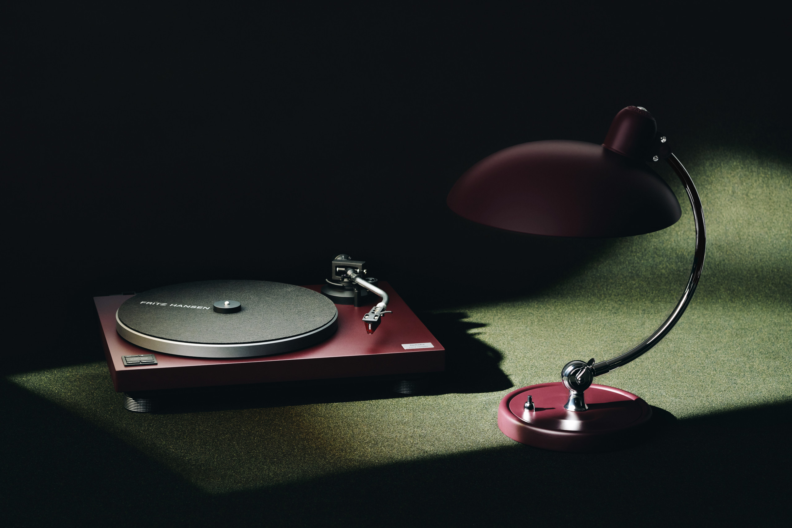 Technics SL-40CBT Direct Drive Turntable and the Kaiser Idell Luxus 6631-T desk lamp