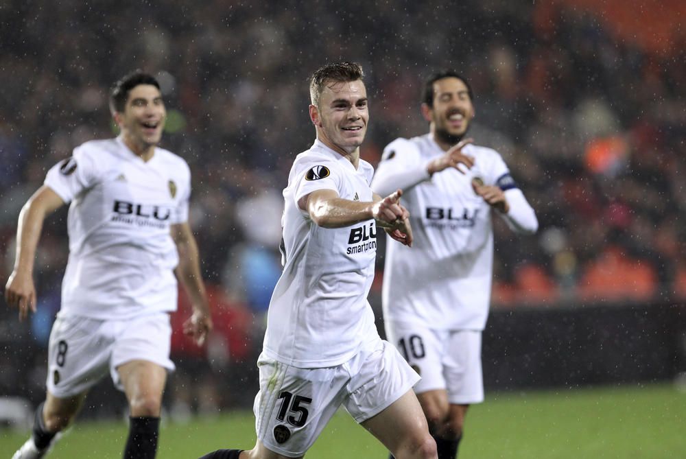 Valencia ease past neighbours Villarreal to reach Europa League semi