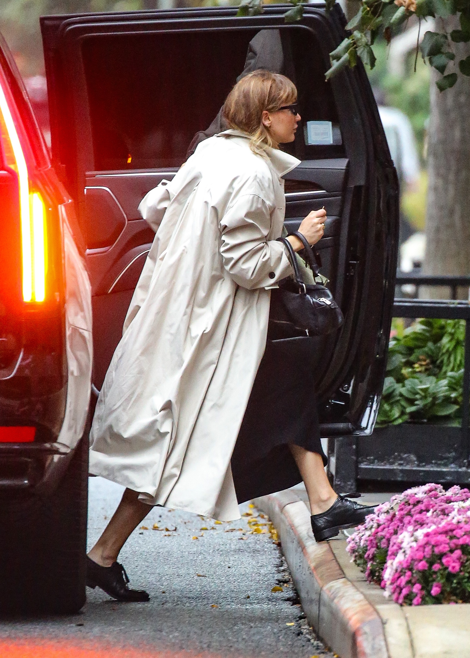 Jennifer Lawrence Trades Furry Flip-Flops for Classic Brogues and a Fall 2026 Bag Comeback Trend