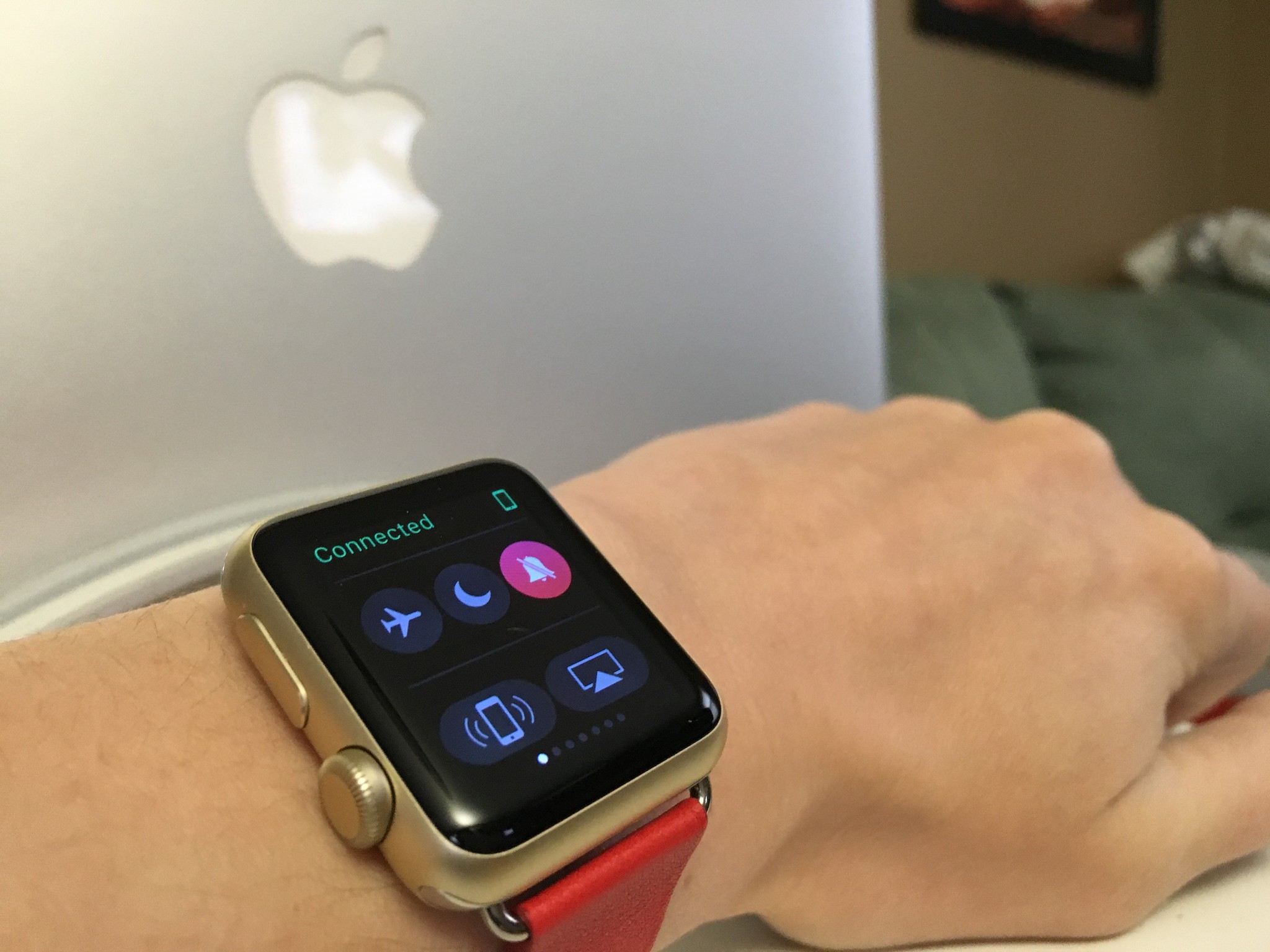 Как разблокировать часы apple. Часы эпл айфон. Пульт в Apple watch. Раздражение от Эппл вотч. Ленина на Apple watch.