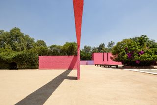 La Cuadra by barragan and its pink walls and water as it transforms into fondation fernardo romero