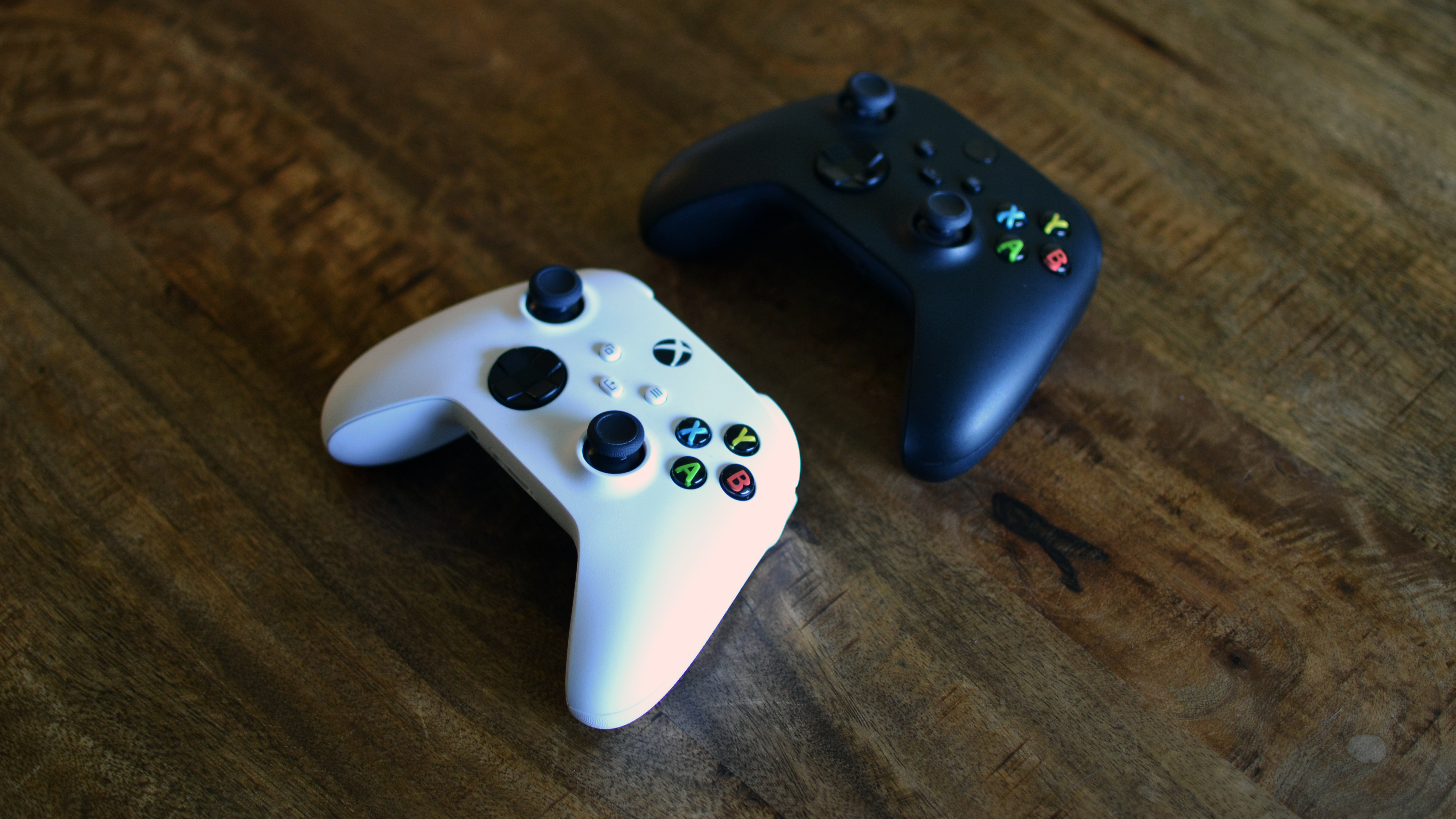 The Carbon Black and Robot White versions of the Xbox Wireless Controller.