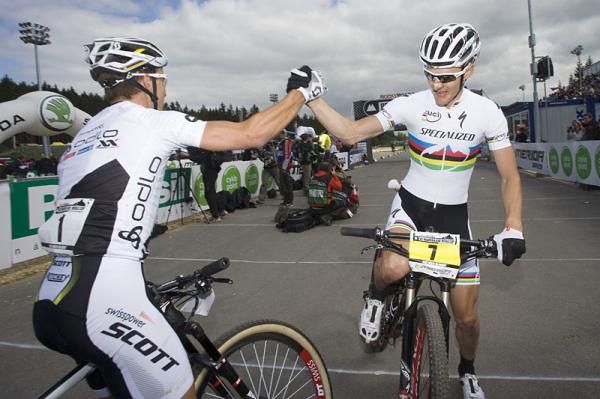 Jaroslav Kulhavy congratulates Nino Schurter after the finish