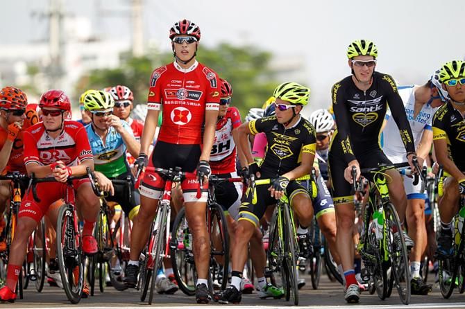 The peloton lines up to start stage 1