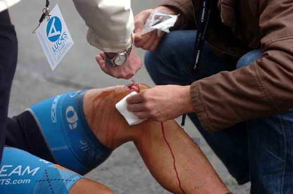 Julian Dean (Garmin-Slipstream) has help for his left knee.