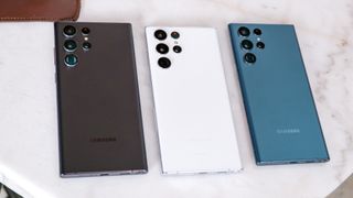 Samsung Galaxy S22 Ultra trois couleurs - représentant un article sur les fonctionnalités cachées de Samsung