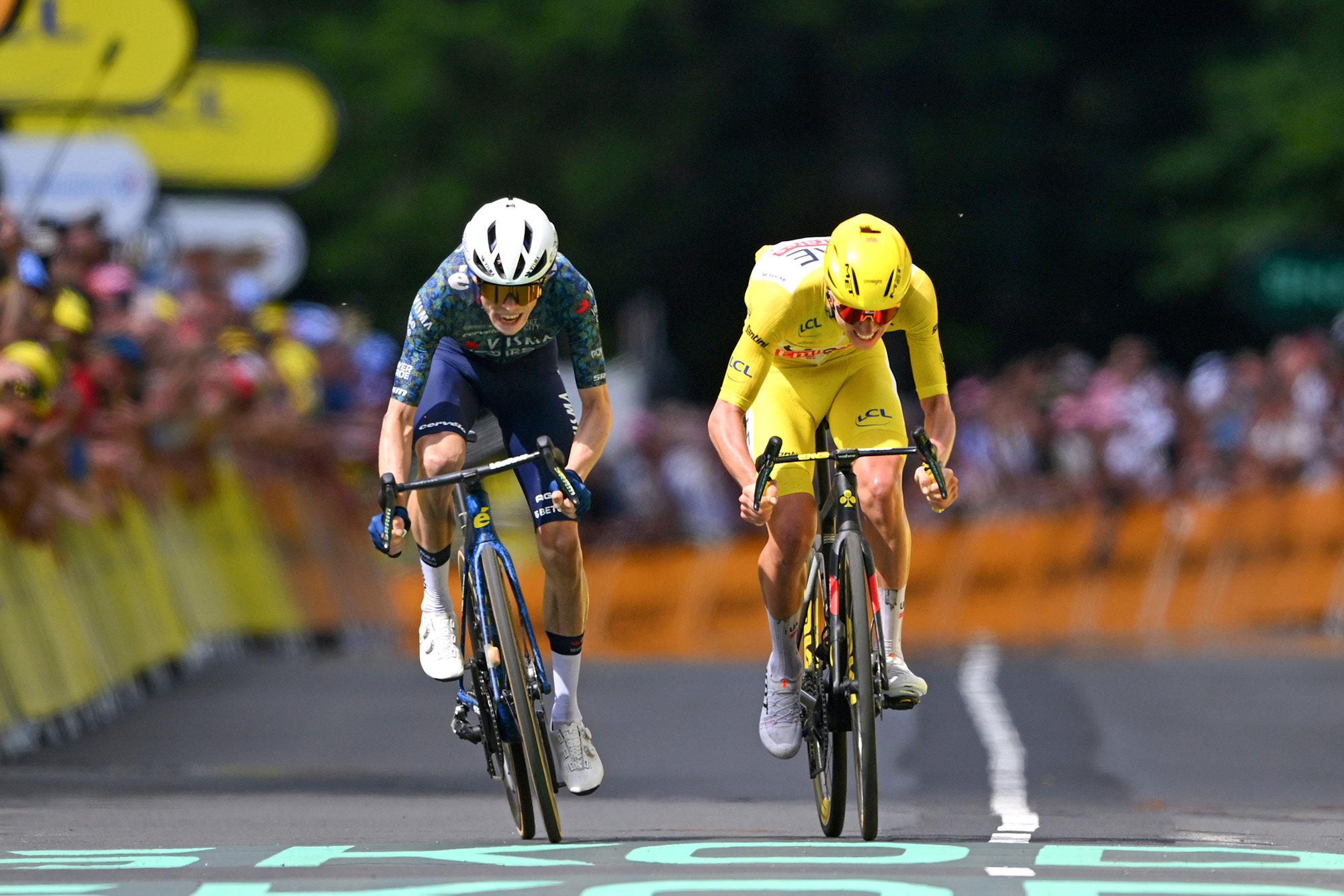 Jonas Vingegaard and Tadej Pogačar sprint to the line at Le Lioran at the 2024 Tour de France